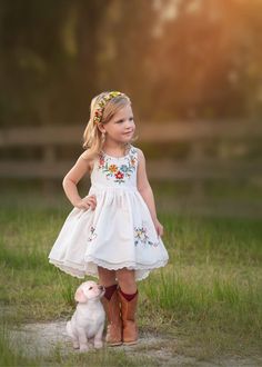 Vestidos Country, Cowgirl Boots Brown, Toddler Cowgirl, Girls Western Dresses, Cowgirl Photoshoot, Kids Outfits Daughters, Cowgirl Stuff, Cowgirl Pictures