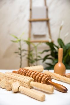 Equipos de madera para masajes anticelul... | Premium Photo #Freepik #photo #spa #masaje-spa #masaje #spa-belleza Maderotherapy Massage, Leg Massage, Thai Massage, Vicks Vaporub, Massage Room, Wellness Spa, Massage Techniques, Spa Massage, Massage Roller