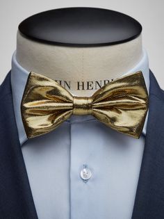 Formal bow ties – Formal bow tie made in Italy.
Either you buy a formal bow tie in the same color as your blazer, but perhaps in a shifting nuance. Thus, a tone-to-tone combination. Which is very neat. Or you go for a formal pre-tied bow tie in a contrasting, but soft, color that goes well with your suit. A formal bow ties in a darker nuance, have always been seen as more formal. Because of this, formal bow ties are ideal for weddings and dinners receptions but are also perfect with a suit at work. Classic Gold Bow For Black Tie Events, Fitted Gold Bow Tie And Suit Accessories, Party Suit And Tie Accessories For Father's Day, Gold Bow Ties For Black Tie Events, Gold Bow Tie For Business, Gold Classic Bow Tie For Business, Classic Gold Bow Tie For Business, Elegant Gold Tuxedo For Party, Classic Gold Bow With Bow Tie Back