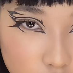 Cyberpunk Eyeliner, Asymmetrical Eyeliner, Simple Graphic Eyeliner, Artsy Eyeliner, Graphic Eyeliner Ideas, Grunge Eyeliner, Goth Eye Makeup, Eyeliner Shapes