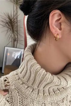 Get ready to double up your style game with the Laine hoops Faux Double Piercing Huggie Earrings! These earrings are the perfect way to add some sass to your look without the need for extra piercings. Crafted from premium 18K gold and super-strong 316L stainless steel, these earrings are as durable as they are chic. The huggie-style hoops are comfy enough to wear all day long, so you can strut your stuff in style. The best part? These earrings are totally sweat and water-resistant, so you can we Geometric Spiral, Twisted Earrings, Double Piercing, Spiral Earrings, Pearl Collection, Double Up, Huggie Earrings, Ring Collections, Ladies Party