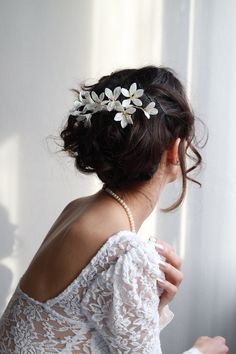 Complete your bridal look with this stunning White Floral Bridal Hair Comb. Handcrafted with meticulous attention to detail, this hairpiece features delicate clay flowers adorned with lustrous pearls, adding an elegant touch to your wedding ensemble. Whether you choose to wear it as a standalone accessory or pair it with other wedding hairpieces, this comb is perfect for the modern bride. Radiate timeless beauty and make a refined statement on your special day with this exquisite White Floral Bridal Hair Comb. 🫶🏻This large unique wedding hair comb measures 5.91 in (15 cm).  The large comb is 2.76 in (7 cm). 🫶🏻This small unique wedding hair comb measures 4.33 in (11 cm). The small comb is 1.50 in (3.5 cm). 🫶🏻The flowers are made of clay. 🫶🏻There are glass beads in the buds of the fl Floral Bridal Hair Accessories, Floral Bridal Hair, Floral Wedding Hair, Bridal Hair Combs Pearl, Minimalist Bride, Bridal Hair Clip, Bridal Hair Flowers, Wedding Hair Clips, Bridal Hair Vine