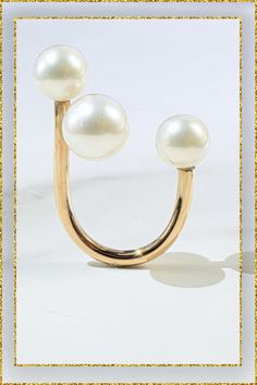 Make a statement with our gold pearl floating illusion ring! Crafted with care, this ring features three pearls that appear to float effortlessly on your finger. Add a touch of glamour to your look—shop now! Delicate Pearl Jewelry, Minimalist Wedding Jewelry, Minimal Gold Jewelry, Unique Wedding Jewelry, Gold Minimalist Jewelry, Gold Pearl Jewelry, Pearl Jewelry Design, Jewelry Accessories Ideas, Popular Jewelry