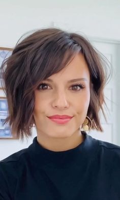 Middle Part Choppy Bob, Short Choppy Bob Hairstyles With Bangs, Short Choppy Bob With Curtain Bangs, Layered Bob With Bangs Fine Hair, Brown Choppy Bob, Sunlight Brunette, Choppy Bob Hairstyles With Bangs, Brunette Bob With Bangs, Burnette Hair