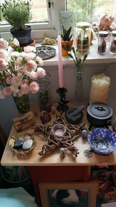 Hella beautiful altar... love that pillar candle with the carved roses! Beltane Altar, Wiccan Decor, Witches Altar, Wiccan Altar, Pagan Altar, Baby Witch