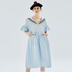 Machen Sie sich bereit zum Segeln mit dem blau-weißen Marinekleid

 Sind Sie ein leidenschaftlicher Liebhaber des Meeres und seiner verschiedenen Symbole? Dann haben wir das perfekte Kleid für Sie! Wir stellen Ihnen das blau-weiße nautische Kleid vor, ein atemberaubendes Stück, das Ihnen das Gefühl geben wird, auf offener See zu segeln.

 Das blau-weiße nautische Kleid gehört zu unserer Strandkleiderkollektion , die von der erfrischenden Atmosphäre des Ozeans inspiriert ist. Dieses Kleid ist de Summer Nautical Dress With Short Sleeves, Nautical Style Short Sleeve Summer Dress, Nautical Short Sleeve Summer Dresses, Short Sleeve Nautical Summer Dresses, Spring Sailor-style Short Sleeve Dresses, Blue Nautical Spring Dresses, Nautical Dresses For Summer Vacation, Nautical Style Summer Vacation Dresses, Blue Nautical Cotton Dress