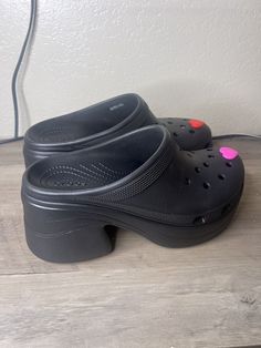 Crocs Siren Black Platform Heeled Clogs Women's Sizes 11 Men’s 9. Se envió con USPS Ground Advantage. Platform Crocs, Heeled Clogs, Clogs Women, Black Platform Heels, Clog Heels, Black Platform, Womens Clogs, Platform Heels, Clogs