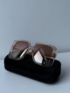 Dale un toque de lujo a tu look con las gafas de sol cuadradas extragrandes Gucci GG1314S. Elaboradas con lentes espejados color champán, estas gafas de sol ofrecen un llamativo marco de color rosa champán con detalles dorados, lo que las convierte en un accesorio ideal para una fashionista. El diseño liviano garantiza la máxima comodidad y estilo, perfecto para un día soleado. 




 Gafas de sol Gucci GG1314S 005.

 Forma cuadrada de gran tamaño.
 Protección 100% UVA y UVB.
 Tamaño de ojos de 55 mm. Tamaño del puente de 19 mm. Tamaño de patillas de 140 mm.
 Hecho en Italia.
 Viene con un estuche rígido de terciopelo en tonos joya de Gucci, una bolsa de satén, un paño de limpieza y tarjetas.
 100% auténtico y sin uso. Chic Shield Sunglasses For Summer Formal Events, Chic Shield Sunglasses For Formal Summer Events, Gucci Gold Sunglasses For Summer, Chic Gold Sunglasses With Glass Lenses, Elegant Shield Sunglasses With Mirrored Lenses For Beach, Evening Clear Sunglasses With Mirrored Lenses, Brown Sunglasses For Summer Evenings, Gucci Square Frame Sunglasses For Summer, Chic Shield Sunglasses With Square Glass Frame