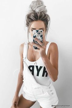 Overall Shorts Outfit, Hair Bun Maker, Vlasové Trendy, Magic Hair, Quick Hairstyles, Popular Hairstyles, Grunge Hair, Casual Street Style, Perfect Hair