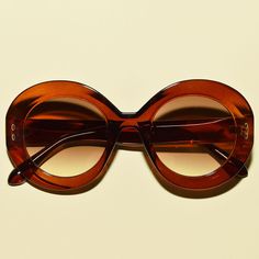 These vintage style PENELOPE sunglasses feature an oversized round lens, provide UV400 protection and have metal detailing. Dimensions: Length: 5 3/8 inches Lens diameter: 2.5 inches Retro Round Sunglasses For The Beach, Retro Round Sunglasses For Beach, Chic Brown Round Frame Sunglasses, Retro Round Sunglasses With Gradient Lenses, Vintage Brown Round Sunglasses, San Gabriel, Retro Mode, Ținută Casual, Oval Sunglasses