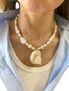 Ocean-inspired Pearl Shell With Pearl Drop, Shell-shaped Pearl Drop Necklace, Pearl Drop Shell Pearl Necklace, Ocean-inspired Pearl Drop Shell, Ocean-inspired Pearl Shell Necklace, Shell-shaped Pearl Necklace With Pearl Pendant, Ocean-inspired Pearl Necklace With Shell Charm, Ocean-inspired Pearl Necklace With Pearl Charm, Pearl White Necklace With Pearl Drop For Beach