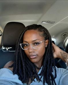 A minimalist look featuring side-parted, medium-length locs, perfect for a professional or casual vibe. The style is complemented by clear-framed glasses for added sophistication. #SidePartLocs #MinimalLocs #ProtectiveLocStyles #NaturalHairBeauty #ClassicLocStyles Locs With Glasses, Dreadlock Style, Black Curly, Natural Hair Beauty, Short Black Hairstyles, Loc Styles, Black Natural Hairstyles, Fall Hair, Locs