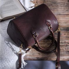 Detail: Item Type: Crossbody BagMaterial: LeatherLining Material: PolyesterClosure Type: ZipperStyle: Casual, Daily Size: Length: 26.00 cm/ 10.24 "Width: 15.0 cm/ 5.91 "Height: 17.00 cm/ 6.69 " Portable Bag, Mobile Device, Leather Crossbody, Boston, Leather