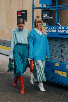 Parisienne Chic, Skirt Trends, Pleated Skirts, Cooler Look, Friend Goals, Fashion Weeks, Blue Outfit