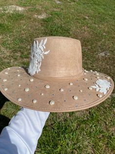 -Made in Guanajuato, Mexico -One size fits most -Stretch band to fit sizes S-L -Manmade -Shipped from Florida -15 in. L -14 in. W -6 in. H -Material felt -4 in. H Crown -Every hat is handmade and decorated to perfection, this hat has a bright beautiful cream color to add that wow to any outfit! -This hat is unique and one and only considering this is a one time only hand designed hat ! Cowboy Hat Crafts, Cowboy Hat Design, Lace Hat, Random Products, Glam Boho, Upcycle Ideas, Felt Hats, Boho Cowgirl, Hat Decoration