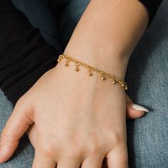 Women Bracelets Gold Indian, Gold Bracelet Indian, Real Gold Bracelet, Simple Necklace Designs, Delicate Gold Bracelet, Gold Bracelet Simple, Simple Jewellery, Islamic Jewelry, Handmade Gold Jewellery