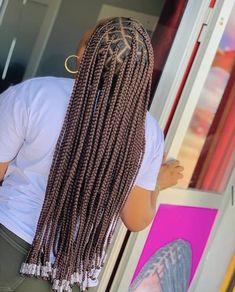 Brown Knotless With Beads, Knotless Box Braids Diy, Box Braids Diy, Knotless With Beads, Knotless Hairstyle, Traditional Box Braids, Brown Knotless, Medium Knotless Box Braids, Braids Diy