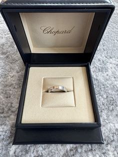 Very lightly used Chopard Ice Cube Ring - Worn only a handful of times 18k (Au 750) Size 7.5 (56) Sku 829834 Includes certificate of authenticity from Chopard Retail Price: $1770 This is the thicker size variation - See my other listing for the thinner version Chopard Ice Cube Ring, Chopard Ice Cube, Certificate Of Authenticity, Ice Cube, Jewelry Watches, Jewelry Rings, Fine Jewelry, Size 7, White Gold