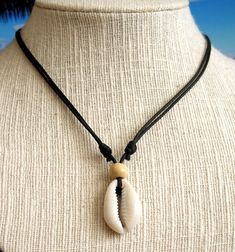 Surfers style necklace with Cowrie shell and a coconut wood bead  UNISEX Cowrie shell size : approx. 2.1 / 2.3 cm Adjustable black cotton cord with sliding knot Choose beads color We pack all our products carefully using bubble wrap, so nothing can be damaged on their way to you. Find more in my store: https://www.etsy.com/es/shop/BlueLagoonBay Seashell Bracelet, Cowrie Shell Necklace, Coconut Wood, Surfer Necklace, Surfer Style, Boho Minimalist, Seashell Jewelry, Summer Necklace, Sliding Knot