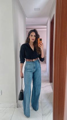 Office Jeans Outfit Summer, Wide Leg Jean Office Outfit, Light Jean Outfits, Pantalon Wide Leg Outfit, Look Com Calça Wide Leg Jeans, High Waisted Wide Leg Jeans Outfit, Casual Bar Outfits, Wide Leg Outfit, Casual Oufits