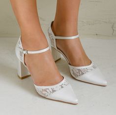 Zapatos de novia muy comodos y elegantes. Tacones block de 7,5cm. Plantilla acolchada muy comoda y exterior de saten off white con aplique de encaje . Puntera cerrada. Tallas regulares. Si tienes dudas ponte en contacto con nosotros. Low Heel Strap Heels For Bridal Shower, Lace Wedding Shoes For Bridesmaids, Low Heel Block Heels For Spring Wedding, Spring Wedding Low Heel Block Shoes, Spring Wedding Low Heel Block Heels, Wedding Block Heels With Heel Strap, Wedding Block Heels With Low Heel And Heel Strap, Spring Wedding Block Heels With Closed Toe, Spring Wedding Closed Toe Block Heels