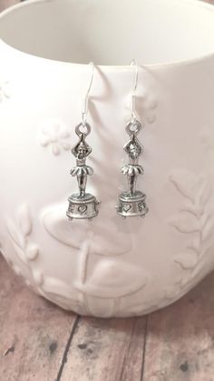 Nice music box ballerina earrings! The silver plated fishhook ear wires measure 3/4" x 7/10", and the pewter music box ballerina charms measure 1" x 2/5" (Total length is approximately 1 3/4") All items are lead and nickel free, message with any questions, thanks! Ballet Earrings, Ballerina Earrings, Ballet Jewelry, Jewelry Music Box, Music Box Ballerina, Ballerina Jewelry, Ballerina Gift, Tyler Tx, Music Box Jewelry