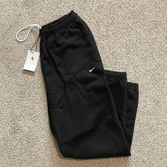 NEW Nike NRG Solo Swoosh Heavyweight Fleece Pants Black CW5460-010 Mens Size medium. Condition is brand new with tags. Shipped with usps priority mail. Mens Sweat Pants Outfit, Nike Sweatpants Men, Baggy Nike Sweatpants, Blue Shirt Black Pants, Baggy Black Pants, Sweat Pants Men, Stuff For Men, Cool Sweatpants, Nike Mens Clothing