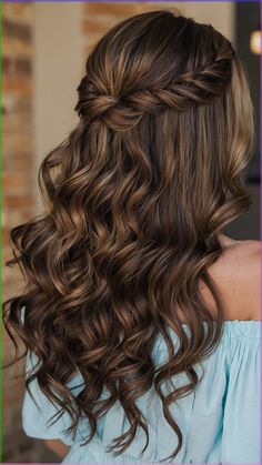 Transform your look with 25 chic back-to-school hairstyles, perfect for any style or length. Light Brown Hair Styles, Brown Hair Styles, Bridesmaid Hair Curly, Rambut Brunette, Bridesmaid Hair Medium Length, Summer Braids, Simple Prom Hair, Styles Ideas