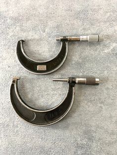 there are two pairs of scissors on top of each other in the shape of horseshoes