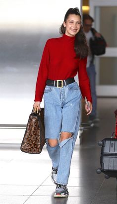 How To Wear Jeans, Seasons Winter, Aesthetic Dress, Bella Hadid Outfits, Bella Hadid Style, Look Retro, Mode Jeans, Green Corduroy, Hadid Style