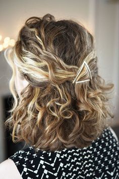 Use gold-plated hair slides to create a half-up hairstyle like this one. | 17 Incredibly Pretty Styles For Naturally Curly Hair Curly Wedding Hair, Short Curly Haircuts, Glam Hair, Hair Medium, Penteado Cabelo Curto, Half Up Hair, Curly Hair Cuts, Short Curly Hair, Length Hair