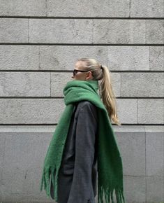 Muffler Style Women, Muffler Outfit, Scarves Aesthetic Winter, Winter Scarf Aesthetic, Scarf Outfit Fall Aesthetic, Green Scarf Outfit, Crochet Winter Scarf Aesthetic, Converse Outfit Fall