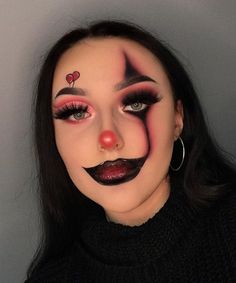 Scary Wednesday Addams Makeup, Half Clown Half Skull Makeup, Cool Creepy Halloween Costumes, Hawollen Makeup, Cool Makeup For Halloween, Best Halloween Makeup Looks, Face Painting Halloween Women, Halloweenské Líčení Easy, Painting Makeup Art