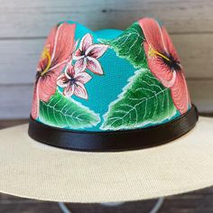 Stylish beautiful hand painted Hibiscus flowers on Panama style hat. Waterproof design.  Please let me know what size would you like your hat.  - Medium is 24 inches in diameter  - Large is 25 inches in diameter  The hat is made to order feel free to choose your own hat color and or make any changes to the design. Painted Purses, Art Hats, Painted Sun, Panama Style, Sunflower Hat, Painted Purse, Painted Clothes Diy, Happy Hat, Painted Hats