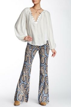 Free People Paradise Printed Flared Linen Blend Pant Blue Combo OB485569 Sz S NWT For Urban Outfitters - Side zip closure - Wide leg - Allover print - Approx. 10" rise, 34" inseam (size S) - Imported Fiber Content 52% linen, 46% rayon, 2% spandex Care Machine wash cold *All store items are department store purchases which means may have been tried on and handled by retail store customers    *Please keep in mind that each style may fit differently, and it is your responsibility to& Casual Floral Print Mid-rise Bottoms, Casual Mid-rise Floral Print Bottoms, Casual Patterned Fall Bottoms, Casual Patterned Bottoms For Fall, Casual Fall Patterned Bottoms, Bohemian Blue Pants For Fall, Casual Mid-rise Floral Print Pants, Chic Floral Print Patterned Bottoms, Chic Patterned Bottoms With Floral Print