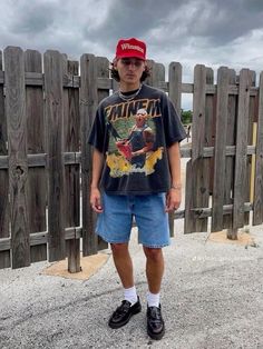 Mens Festival Fashion Summer, Dr Martens Outfit Summer Men, Festival Outfits Masc, Men Summer Outfit Aesthetic Vintage, Dad Style Aesthetic, Mens Jorts Outfits, Guy Coachella Outfits, Looks 2000s, Comic Outfits