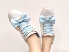 👟Want to give your favorite sneakers a unique touch? Our shoelaces are the perfect choice! Each pair comes with an elegant central bow measuring 2" - 5 cm tall and 4" - 10 cm long, adding a touch of style and sophistication to your steps. 👟🎀 🌟 Dive into the world of sustainable fashion with our Shoelaces with Central Bow! ♻️ 🎀 Each pair of shoelaces is a true piece of art, handmade from recycled garments with passion and dedication. There are only 5 units available worldwide! 🌍♻️ 📏 We kno Silk Shoe Laces, Recycled Garments, Ribbon Shoelaces, Ribbon Shoe Laces, Shoe Insoles, Art Handmade, Lace Fashion, Style Expert, Cool Suits