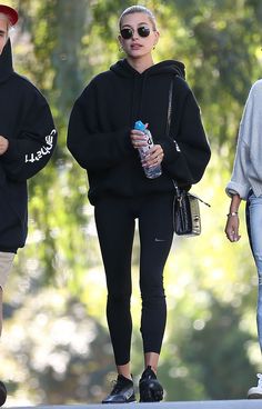 Hiking With Friends, Adrette Outfits, Modele Fitness, Look Legging, Sport Set, Hailey Bieber Style, Models Off Duty Style, Cute Workout Outfits