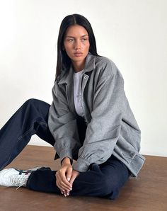 Winter Shacket For Streetwear, Oversized Long Sleeve Shacket For Streetwear, Oversized Chic Shacket With Long Sleeves, Oversized Long Sleeve Chic Shacket, Oversized Chic Long Sleeve Shacket, Chic Long Sleeve Shacket With Relaxed Fit, Chic Long Sleeve Relaxed Fit Shacket, Grey Jacket Outfit, Pu Jacket