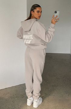 Fox Hoodie, Fox Dress, Sweat Sets, Tracksuit Outfit, Sweatpants Outfit, Sweat Set, Hoodie And Sweatpants, Hoodie Outfit, White Fox