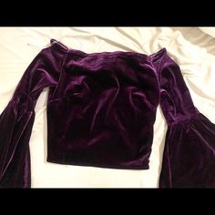 Super Cute And Flirty Off The Shoulder Top With A Little Bell Sleeve Plum Color, Velvet. Brand New. Paid $42 Plus Tax. Never Worn And Tag Still Attached! Chic Fitted Velvet Blouse, Indie Tops, Purple Velvet Top, Funky Fits, Velvet Clothes, Velvet Crop Top, Purple Love, Kitenge, Velvet Top