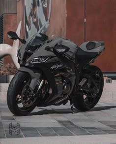 a black motorcycle parked in front of a building