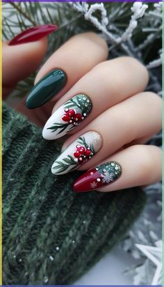 Christmas Nails Green And Red Xmas, Nail Art Natale, Noel Nail Art, Xmas Nails Green, Chrome Winter Nails, Holly Nail Art, Chrome Christmas Nails, Nail Art Noel, Red Chrome