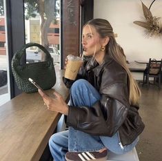 Fall Outfit Brown Leather Jacket, Trendy Jackets For Winter, Fall Outfits Brown Leather Jacket, New York Leather Jacket Outfit, Europe Winter Outfits Aesthetic, Winter Outfits Brown Jacket, Fall New York Fashion, Leather Jacket Fall Outfit Women, Trendy New York Outfits