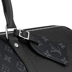 LOUIS VUITTON® - Keepall 50 Bandoulière - Black Wardrobe Inside, Black Cabin, Leather Street Style, Louis Vuitton Keepall 50, Old Trunks, Ballerina Pumps, Louis Vuitton Keepall, Duffle Bags, Louis Vuitton Official