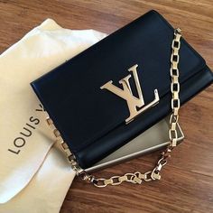 Sac Louis Vuitton, Rich Luxury, Makeup Outfit, Louis Vuitton Purse, Lv Bags, Luxury Hair