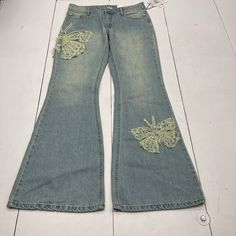 BDG Low Rise Flare Butterfly Appliqué Jeans Women’s Size 27 New. Condition is New With Tags SEE PICS LS100/23 Shoes B2 & B7 LH40 Y2k Butterfly Jeans, Y2k Fashion Pants, Appliqué Jeans, Low Rise Flare Jeans Outfit, Cleo Sertori, Butterfly Jeans, Thrift Board, Applique Jeans, Closet Art