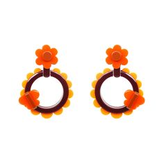 Handmade acrylic earring in orange   and burgundy  tones. It has metal details with a golden finish. The simplicity and ingenuity of the forms brings the freshness and beauty of flowers and nature. Ideal to highlight the look of your day to day! Cleaning - Use dry cloth or mesh to prevent surface scratches. Avoid tumbling and prolonged contact with alcohol, perfume, cosmetics and salt chlorinated water. Acrylic Sunflower, Brazilian Jewelry, Beauty Of Flowers, Acrylic Earring, Stocking Fillers For Her, Living Coral, 60s Style, Handmade Earring, Forever Jewelry