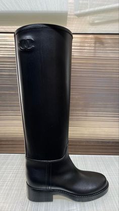 Black Flat Boots Outfit, Chanel High Boots, Chanel Riding Boots, Horse Riding Boots, Rider Boots, Chanel Boots, Black High Boots, Pretty Shoes Sneakers, Shoe Inspo