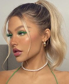 Maquillage On Fleek, Mekap Mata, Smink Inspiration, Peinados Recogidos, Green Eye, Makijaż Smokey Eye, Green Eyeshadow, Makeup Eye Looks, Eye Makeup Art